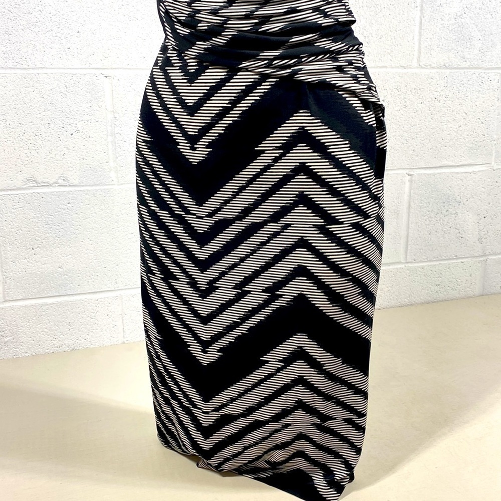 Yessica t-shirt dress black and white pattern and pleaded tummy area… - Picture 3 of 7